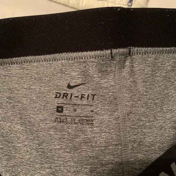 Nike Dri-Fit Capri workout leggings - Picture 3 of 4